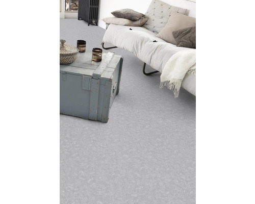 Interieurfoto van een woonkamer met lichtgrijze vinylvloer