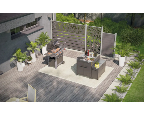 Scene met barbecue, buitenkeuken en privacyscherm op een terras.