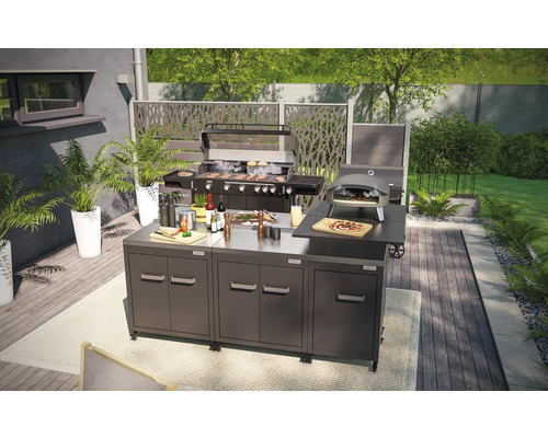 Buitenkeuken met barbecue, pizzaoven en werkblad op een terras.