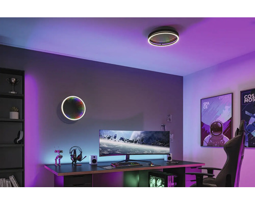 Moderne jeugdkamer met bureau, gaming pc, rek en ronde ledlampen aan de wand en het plafond.