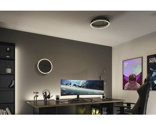 Moderne studeerkamer met bureau, computer, planken en ronde lampen aan de wand en het plafond