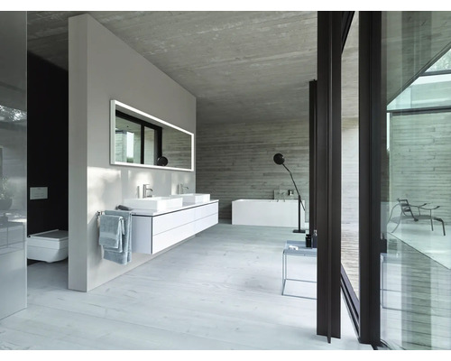 Moderne badkamer met wastafel, spiegel, bad en raampartij