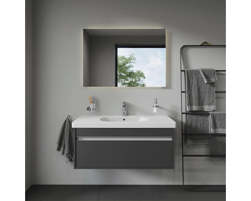 Moderne badkamer met wastafel, spiegel met verlichting en handdoekrek