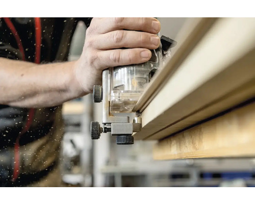 Een bovenfrees wordt gebruikt om een houten plank te bewerken.