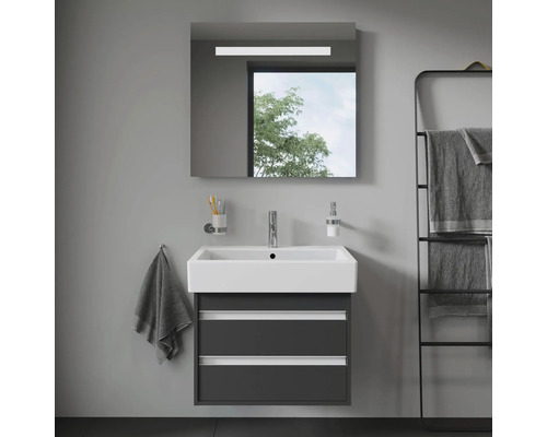Moderne badkamer met wastafel, spiegel en handdoekenrek voor een stijlvolle inrichting