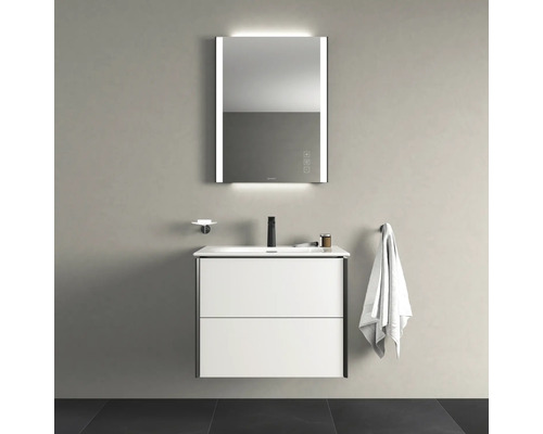 Badkamer met wastafelonderkast, spiegel met verlichting, kraan en handdoek