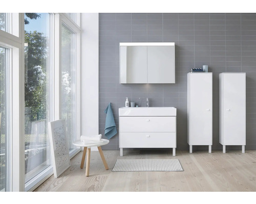 Moderne badkamer met wastafel, spiegelkast, hoge kasten en bijzettafel.