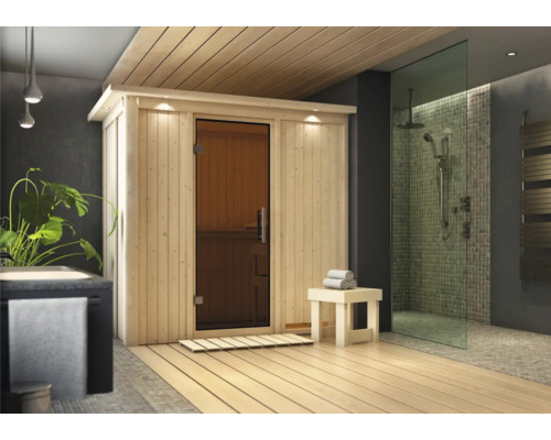 Moderne sauna met houten lambrisering en glazen deur naast een douche met glazen wand.