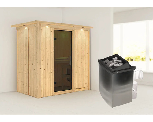 Houten sauna met sauna kachel en sauna stenen in een heldere kamer.