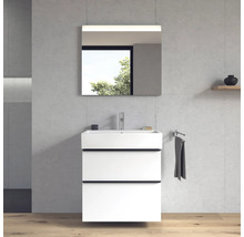 Moderne badkamer met witte wastafelonderkast, spiegel en handdoekhouder