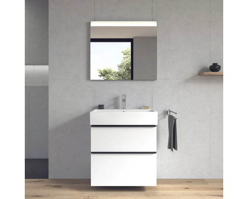 Moderne badkamer met witte wastafelonderkast, spiegel en handdoekhouder