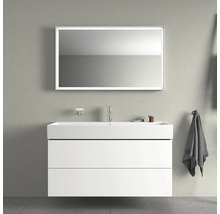 Moderne badkamer met wastafelonderkast, wastafel, spiegel met verlichting, zeepschaal en handdoekhouder.