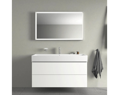 Moderne badkamer met wastafelonderkast, wastafel, spiegel met verlichting, zeepschaal en handdoekhouder.