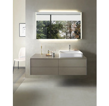 Moderne badkamer met wastafel, spiegel met verlichting en accessoires