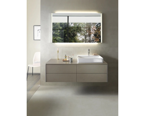 Moderne badkamer met wastafel, spiegel met verlichting en accessoires