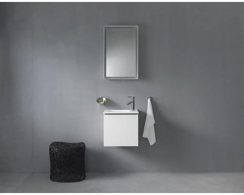 Moderne badkamer met wastafelonderkast, spiegel, zeepbakje, handdoekhouder en kruk