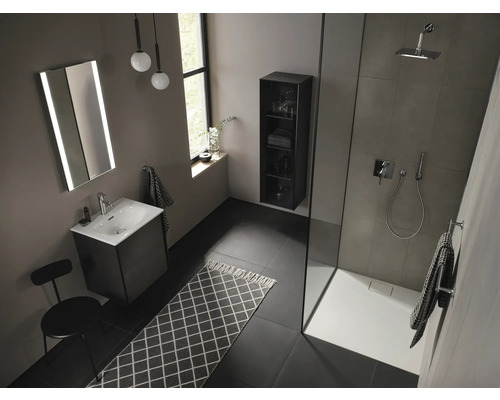 Moderne badkamer met douche, wastafel, spiegel en handdoek