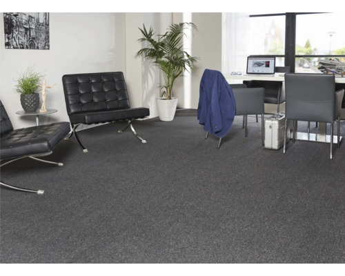 Interieur met grijze vloerbedekking, fauteuils en kantoormeubilair