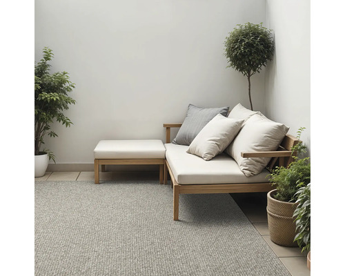 Inrichtingsidee voor buiten met loungesofa, kussens, voetenbank, vloerkleed en planten