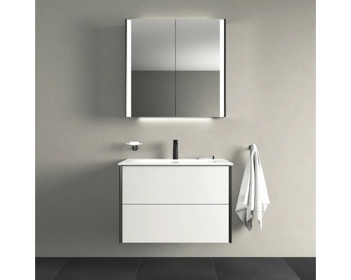 Moderne badkamer met wastafelmeubel, spiegelkast met verlichting, kraan en handdoek