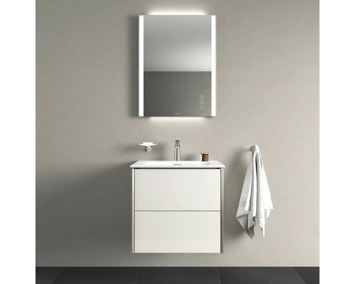 Moderne badkamer met wastafelonderkast, spiegel met verlichting en handdoekhouder