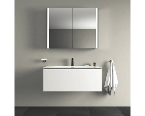 Moderne badkamer met wastafelonderkast, verlichte spiegelkast en kraan.