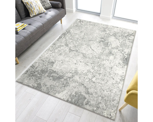 Grijs-wit tapijt in de woonkamer op een lichte houten vloer