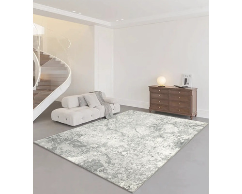 Woonkamer met bank, commode en abstract tapijt