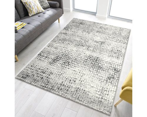 Grijs tapijt in woonkamer met bank en raam