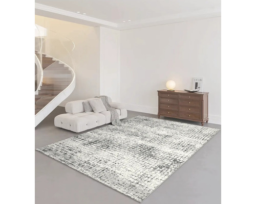 Woonkamer met een gemêleerd tapijt, bank, ladekast en wenteltrap