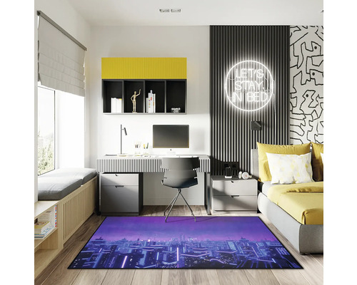 Interieurfoto van een kamer met bureau, bed en een vloerkleed met stadsgezicht