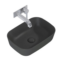 Wastafel van sanitair keramiek met kraan