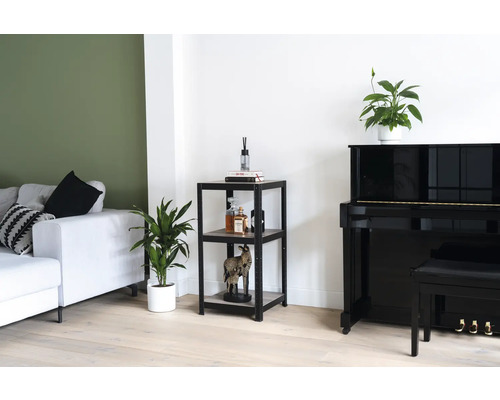 Woonkamer met bank, plank en piano voor een lichte en georganiseerde sfeer