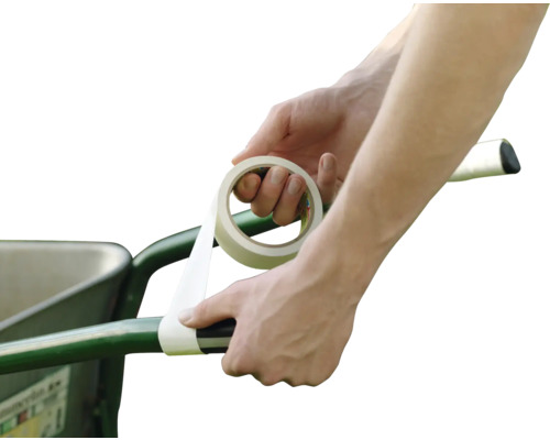 Een persoon plakt een kruiwagenhandvat af met tape.