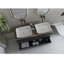 Badkamer met dubbele wastafel, onderkast met uittreklade en toilet.