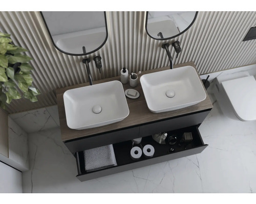 Badkamer met dubbele wastafel, onderkast met uittreklade en toilet.