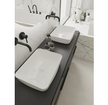 Moderne badkamer met twee waskommen, armaturen en badkamerproducten