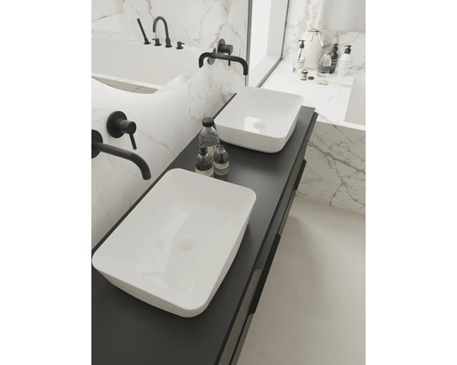 Moderne badkamer met twee waskommen, armaturen en badkamerproducten