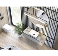 Lichte badkamer met toilet, wastafel en bad