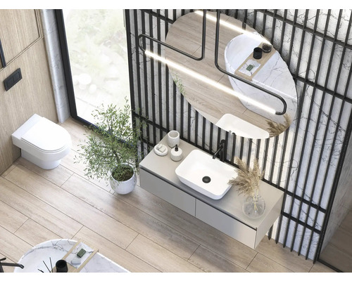 Lichte badkamer met toilet, wastafel en bad