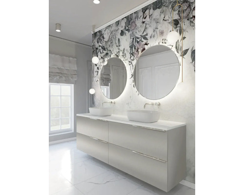 Lichte badkamer met dubbele wastafel, onderkast, ronde spiegels en bloemenbehang