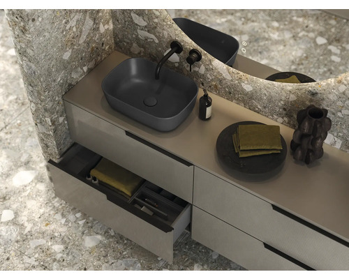 Badkamer met wastafel, kraan, spiegel en onderkast met lades