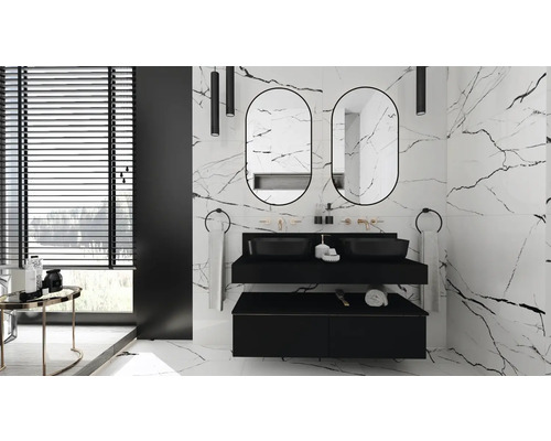 Moderne badkamer met marmeren tegels, dubbele wastafel en ovale spiegels