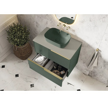 Badkamer met wastafel, opzetwastafel, open lade en decoraties