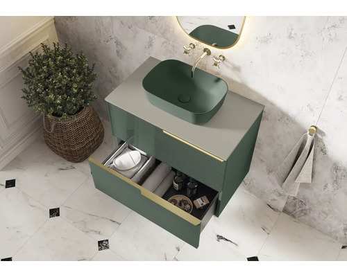 Badkamer met wastafel, opzetwastafel, open lade en decoraties