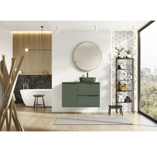 Moderne badkamer met wastafel, spiegel, bad en rek