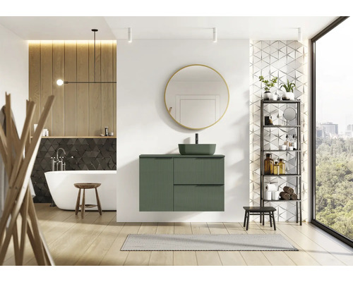 Moderne badkamer met wastafel, spiegel, bad en rek