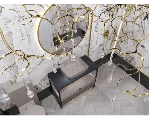 Badkamer met wastafel, spiegel, toilet en decoratieve verlichting