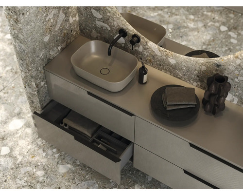 Lichte badkamer met wastafelmeubel, waskom, kraan, spiegel en decoratie