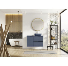 Lichte badkamer met wastafel, spiegel en ligbad